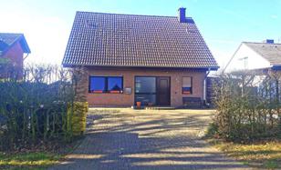 Two-storey house with a garden and a parking in Neuss, Düsseldorf, Germany for 520,000 €