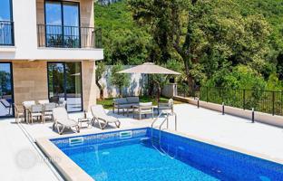 5-bedroom villa 220 m² in Reževići for 630,000 €