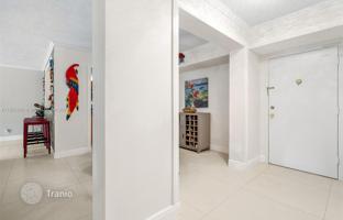 2-bedroom apartments in condo 101 m² in Hallandale Beach for $330,000