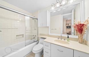 1-bedroom apartments in condo 117 m² in Miami Beach for $559,000