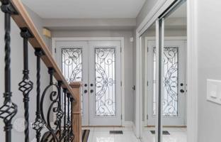 8-bedroom house in Etobicoke for C$1,280,000