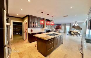 4-bedroom house 265 m² in West End for $880,000