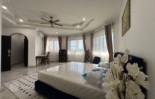 5-bedroom villa 565 m² in Pattaya for $656,000