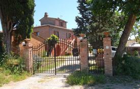 Renovated farmhouse with swimming pool and vineyard in Montepulciano for 1,200,000 €