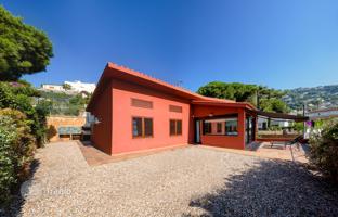 Beautiful villa with a garden and a garage at 800 meters from the beach, in one of the best areas of Lloret de Mar, Spain for 428,000 €