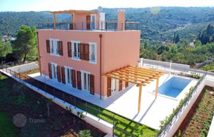 3-bedroom villa 205 m² in Splitska for 720,000 €
