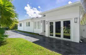 Spacious villa with a backyard, a pool, a summer kitchen and a seating area, Surfside, USA for $1,550,000