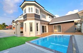 Pool Villa with 3 bedrooms in North Pattaya for 214,000 €