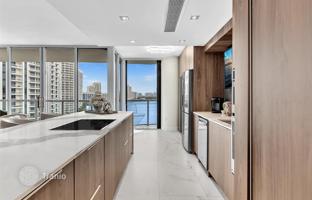 1-bedroom apartments in condo 115 m² in Aventura for $599,000
