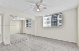 Condo – Collins Avenue, Miami, Florida,  USA for $325,000