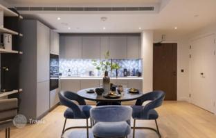 Spacious one-bedroom apartment in a residence with a gym and a garden, in a prestigious area, Hammersmith, London, UK for £624,000
