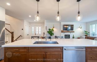 8-bedroom house in Etobicoke for C$1,615,000