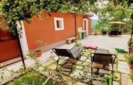 ISTRIA, MOTOVUN — house in the center of Motovun with two apartments and a yard for 450,000 €