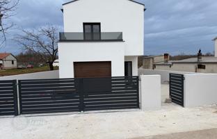 3-bedroom house 200 m² in Svetvinčenat for 420,000 €