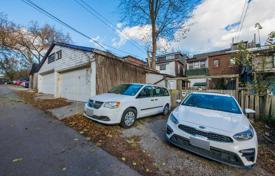 Terraced house – Woodbine Avenue, Toronto, Ontario,  Canada for C$2,070,000