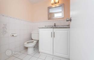 4-bedroom apartment in Etobicoke for C$860,000