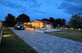 House Beautiful house with a swimming pool for sale near the town of Rovinj for 495,000 €