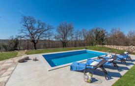 ISTRIA, LOVREČ — An indigenous stone villa with a spacious property and additional building for 726,000 €