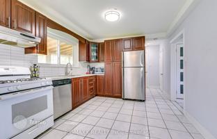 8-bedroom house in Etobicoke for C$1,504,000
