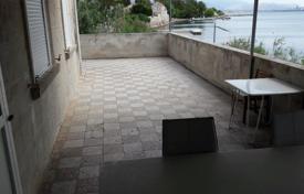 Part of the house in Kastel Luksic, 10m from the sea, by the beach: apartment, large terrace, attic, separate entrance for 300,000 €