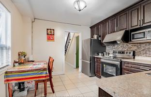 9-bedroom townhouse in Bathurst Street for C$2,284,000