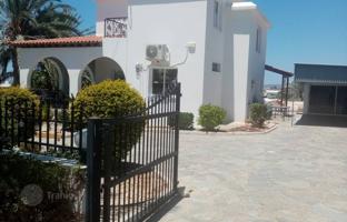 3-bedroom cottage 167 m² in Chloraka for 1,300,000 €