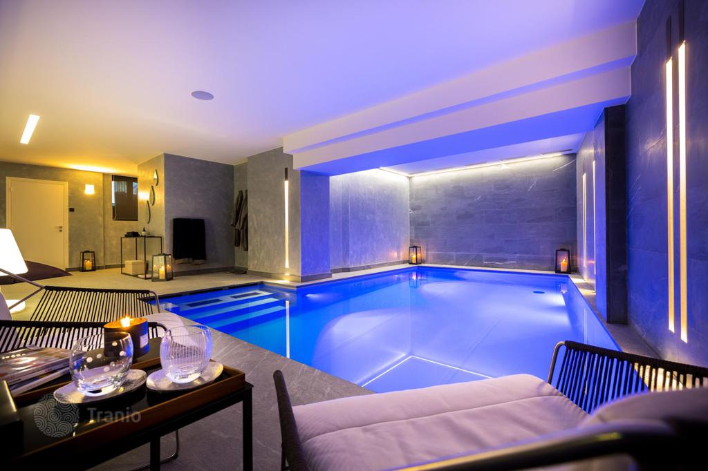 Luxury houses with swimming pools for sale in Paris. Buy prestigious