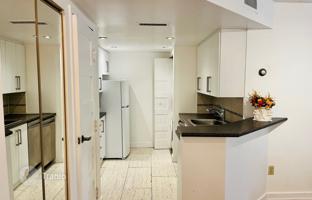 5-bedroom apartment in Bay Street for C$913,000