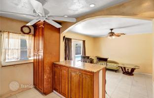4-bedroom house 201 m² in West End for $750,000