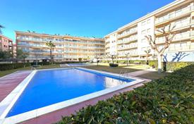 Sunny pre-owned apartment with parking space in Fenals for 254,000 €