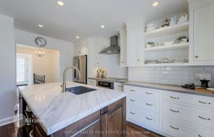 9-bedroom house in Etobicoke for C$1,880,000