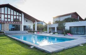 Premium villa with a swimming pool and a garden, 300 meters from the beach, Saint-Jean-de-Luz, France for 12,500 € per week