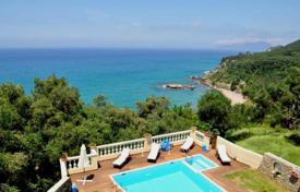 Traditional-style sea view villa with a swimming pool and a garden, directly on the beach, Paramonas, Corfu, greece for 2,700 € per week