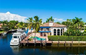 Renovated villa with a boat lift, a swimming pool, a spa, a garage, a terrace and a bay view, Fort Lauderdale, USA for $3,400,000