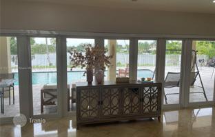 5-bedroom house 370 m² in Hialeah for $1,375,000