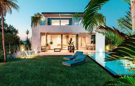 Designer, frontline golf villa with private pool, garden and basement in Estepona for 1,975,000 €