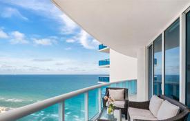 Spacious apartment with ocean views in a residence on the first line of the beach, Hollywood, Florida, USA for $1,320,000