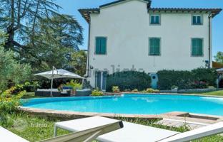 Villa 930 m² in Lucca for 2,400,000 €