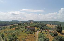 Ancient farmhouse for sale in the province of Siena Tuscany for 890,000 €