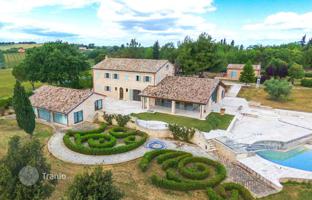 Luxury traditional villa with a large swimming pool, a garden and picturesque views in the center of La Marche, Italy for 1,850,000 €