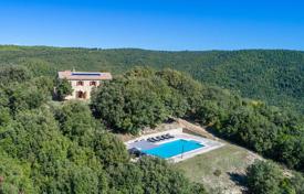 Two-storey villa with a pool and a garden in Murlo, Tuscany, Italy for 1,550,000 €