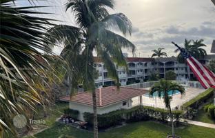 2-bedroom apartments in condo 111 m² in Hallandale Beach for $330,000