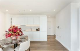 Luxury two-bedroom apartment with a panoramic view of Canary Wharf in a new residence, London, UK for £718,000