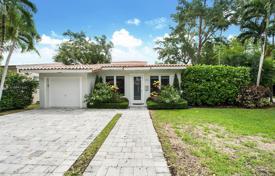Spacious cottage with a garden, a backyard, a recreation area and a garage, Coral Gables, USA for $1,149,000