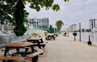 1-bedroom apartments in condo 100 m² in Hallandale Beach for $255,000