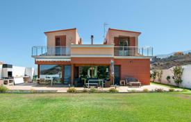 Three-storey cottage with terraces, a solarium, a barbecue area, a garden, a garage and a garden, Candelaria, Spain for 615,000 €
