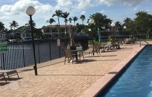 2-bedroom apartments in condo 95 m² in Hallandale Beach for $307,000