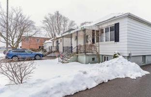 8-bedroom house in Etobicoke for C$1,373,000