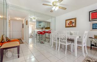 2-bedroom apartments in condo 99 m² in Miami Beach for $349,000
