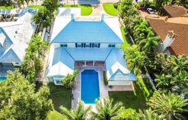 Elegant villa with a plot, a pool, a garage and a terrace, Miami, USA for 5,547,000 €